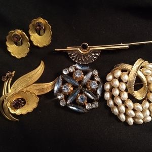 Four vintage brooches and clip on earrings